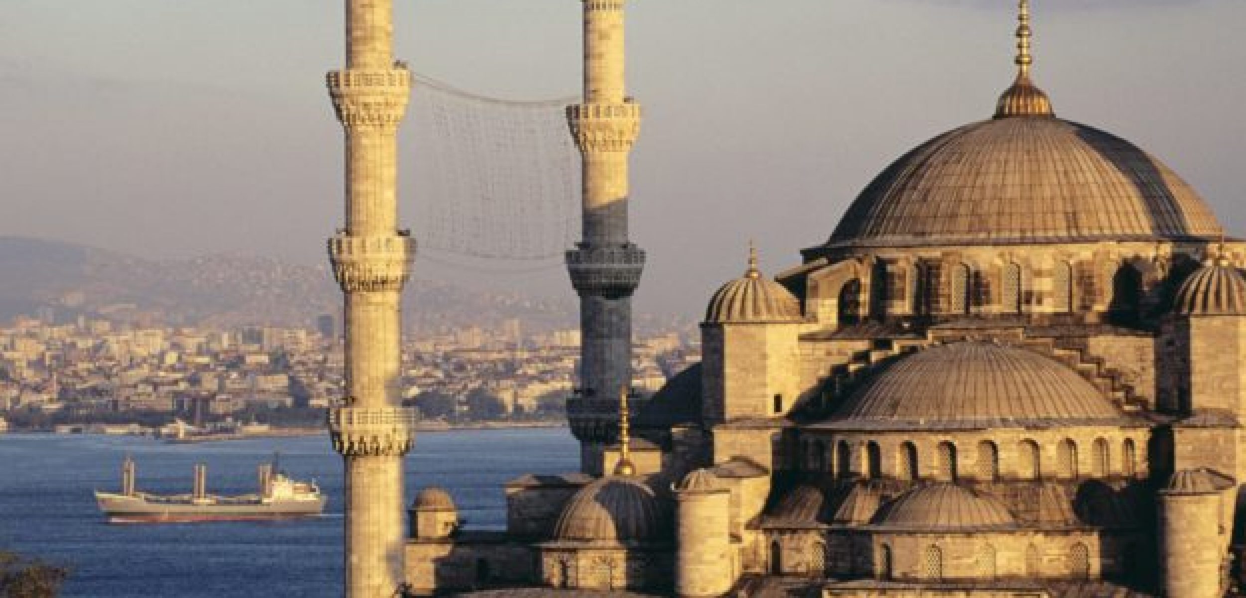 Blue Mosque and the Bosphorus, Istanbul, Turkey-623x467